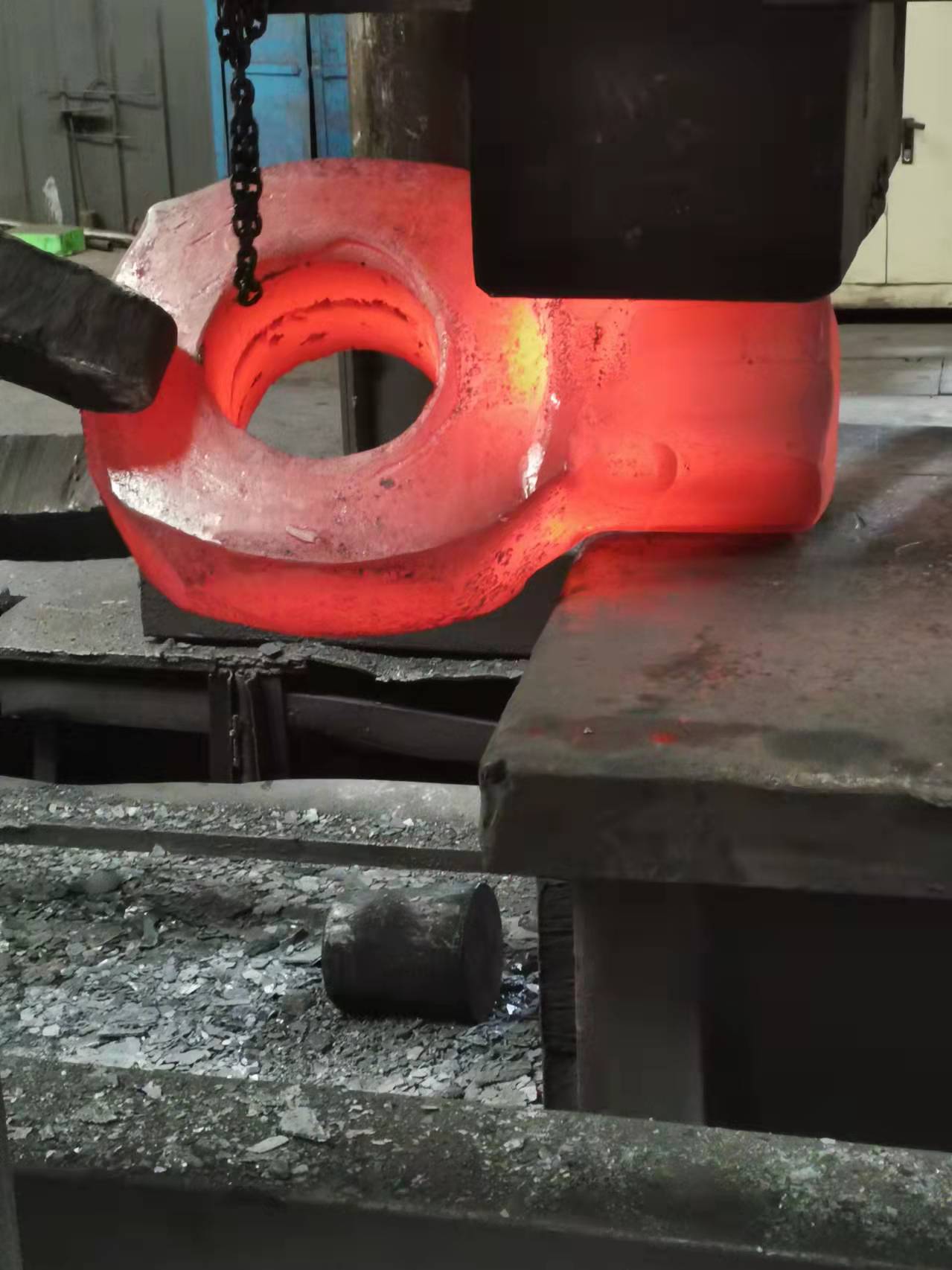 Forjas libres/forjas grandes e industrias relacionadas (incluidos anillos con diámetros superiores a 500 mm y tubos de acero sin costura de pared gruesa)
