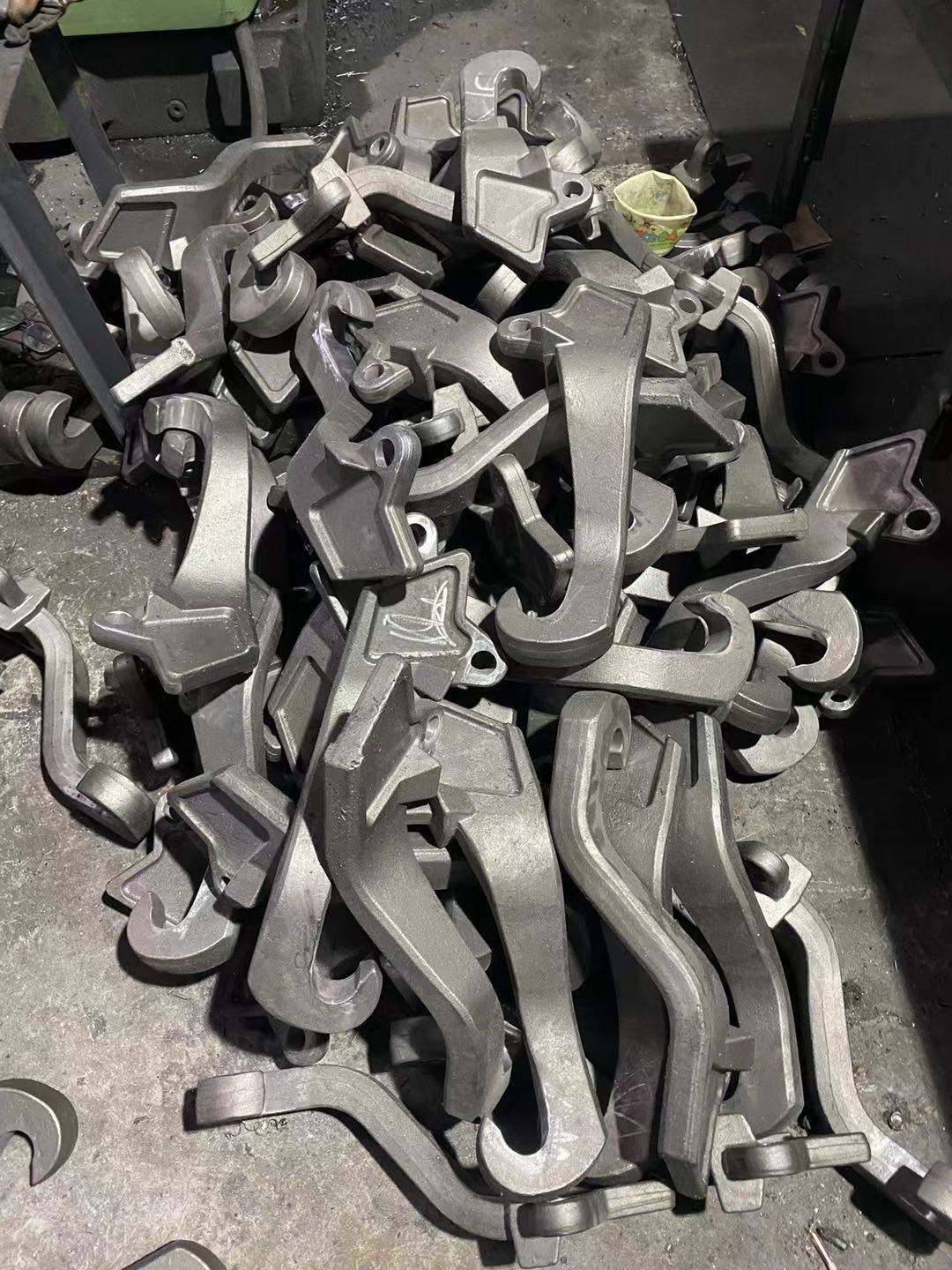 Forja de producción en blanco