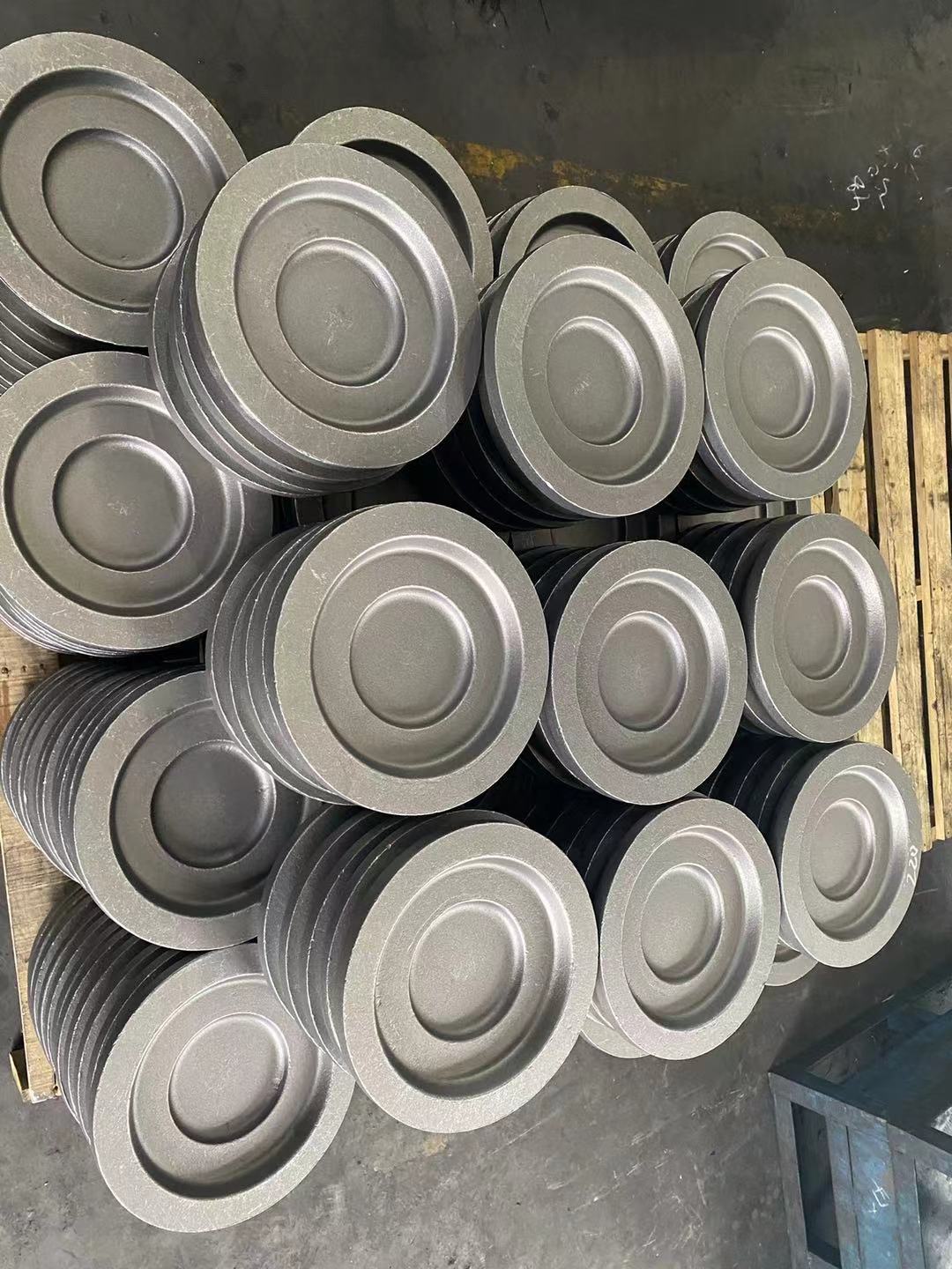 ¿Cuáles son los requisitos para los materiales utilizados en las piezas de forja?