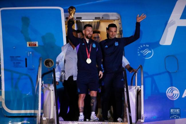 Argentina, los campeones de la Copa del Mundo, volaron a casa para una gira de celebración por la capital.